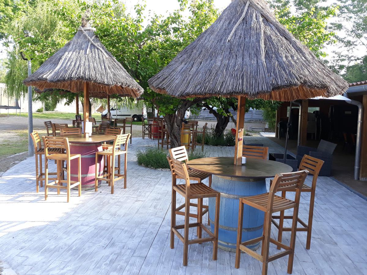 Camping Le Pre Saint-Andre Souvignargues Exterior photo